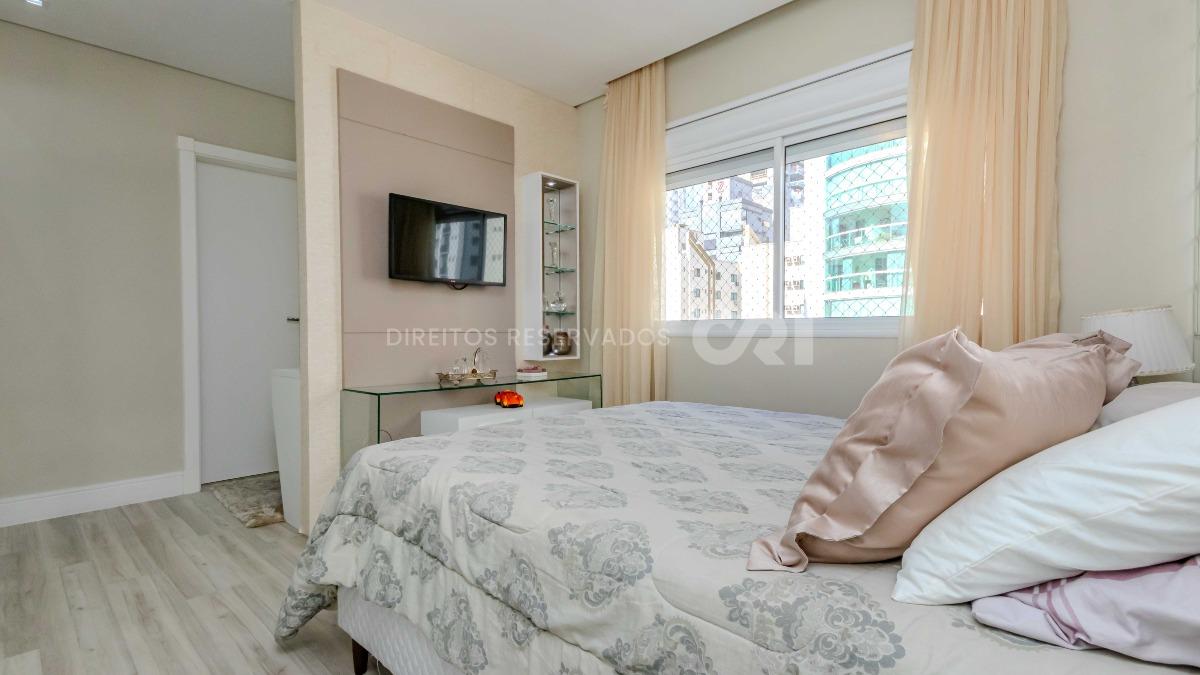 Apartamento com 3 suítes no Residencial Isabela em Meia Praia, Itapema
