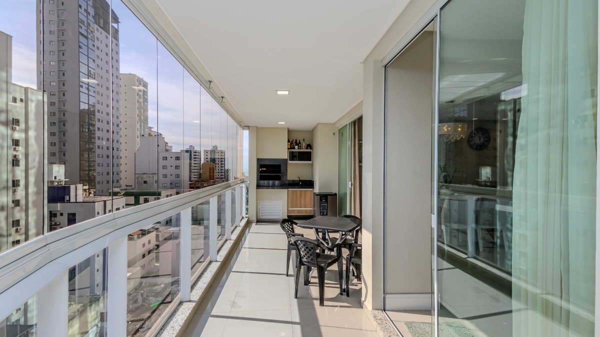Apartamento com 3 suítes no Residencial Isabela em Meia Praia, Itapema