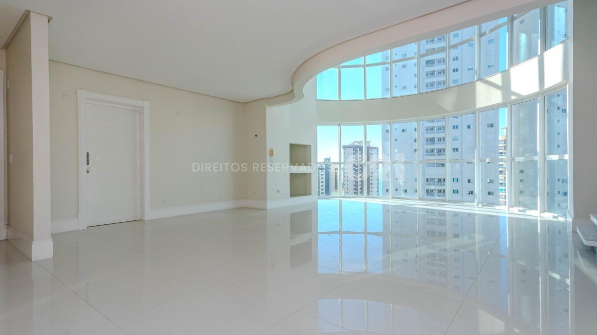 Apartamento duplex com 4 suítes no Edifício Le Majestic no Centro de Balneário Camboriú