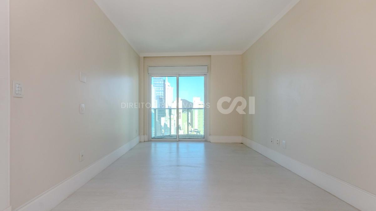 Apartamento duplex com 4 suítes no Edifício Le Majestic no Centro de Balneário Camboriú