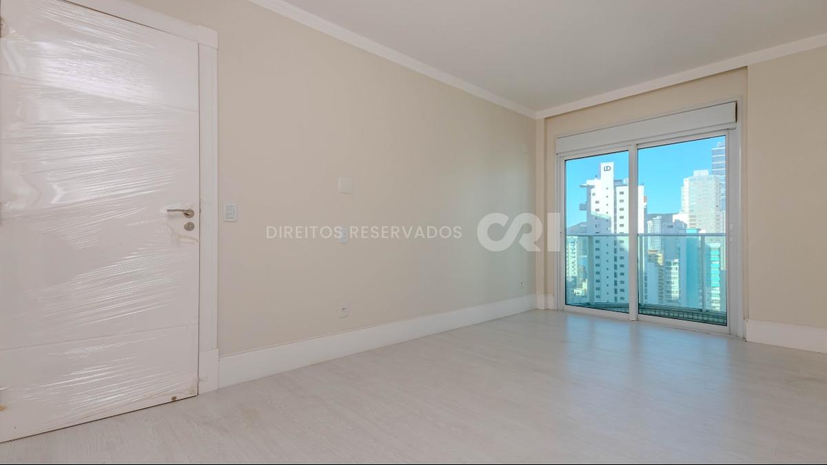 Apartamento duplex com 4 suítes no Edifício Le Majestic no Centro de Balneário Camboriú