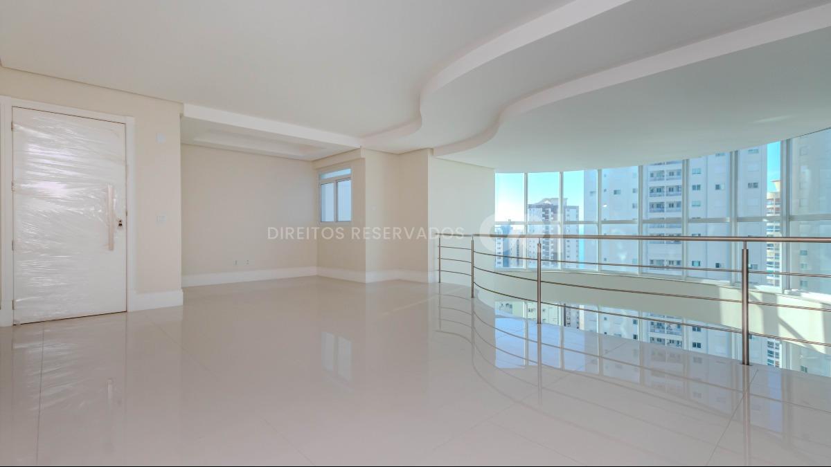 Apartamento duplex com 4 suítes no Edifício Le Majestic no Centro de Balneário Camboriú