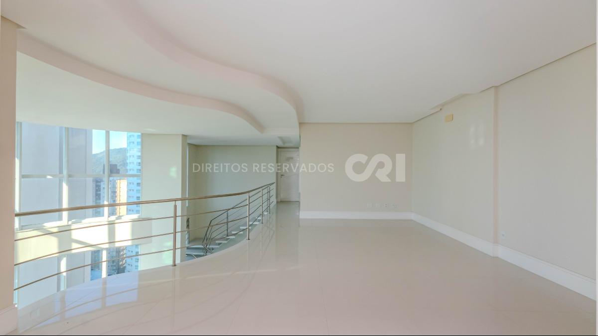 Apartamento duplex com 4 suítes no Edifício Le Majestic no Centro de Balneário Camboriú