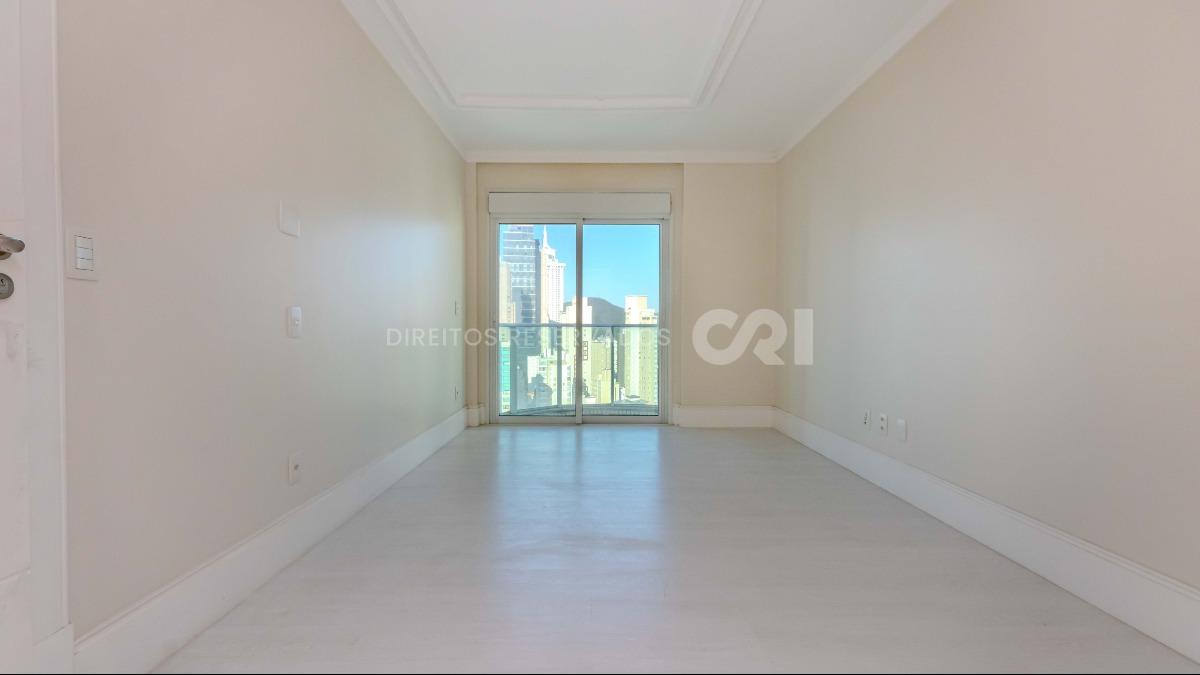 Apartamento duplex com 4 suítes no Edifício Le Majestic no Centro de Balneário Camboriú