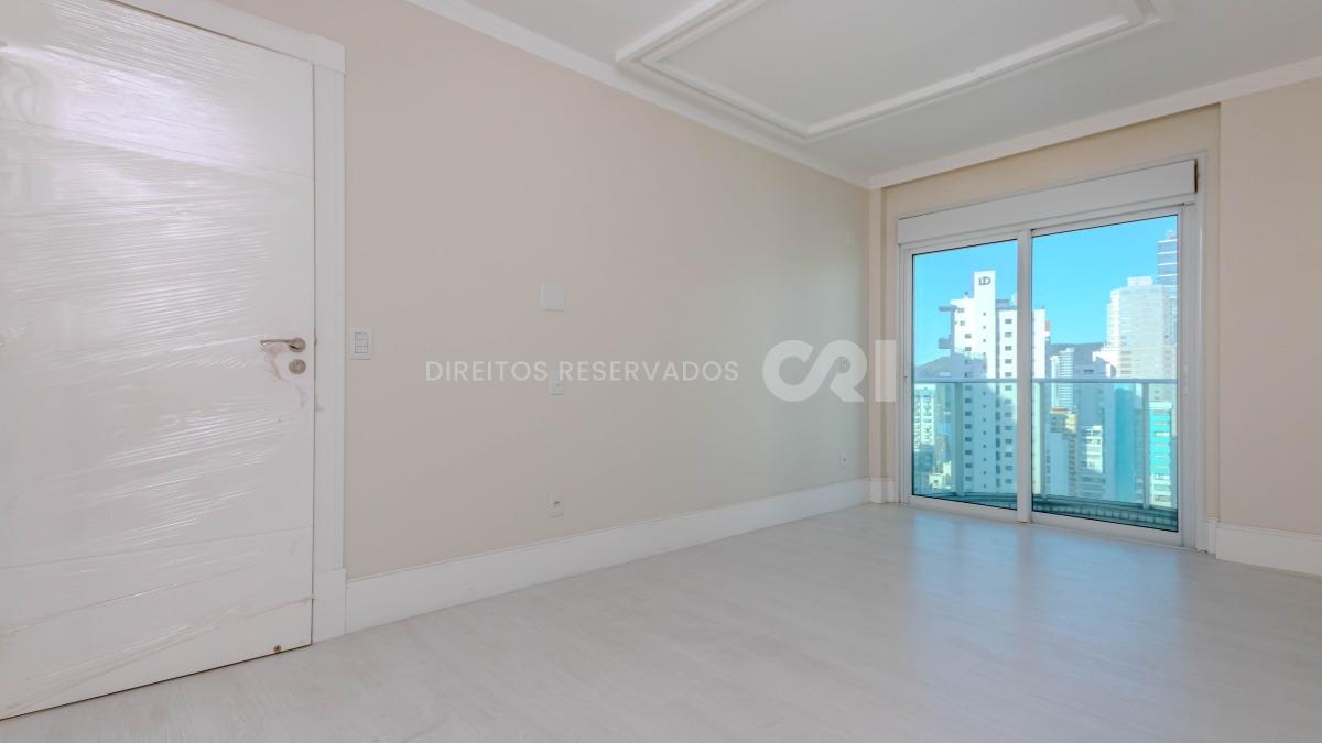 Apartamento duplex com 4 suítes no Edifício Le Majestic no Centro de Balneário Camboriú