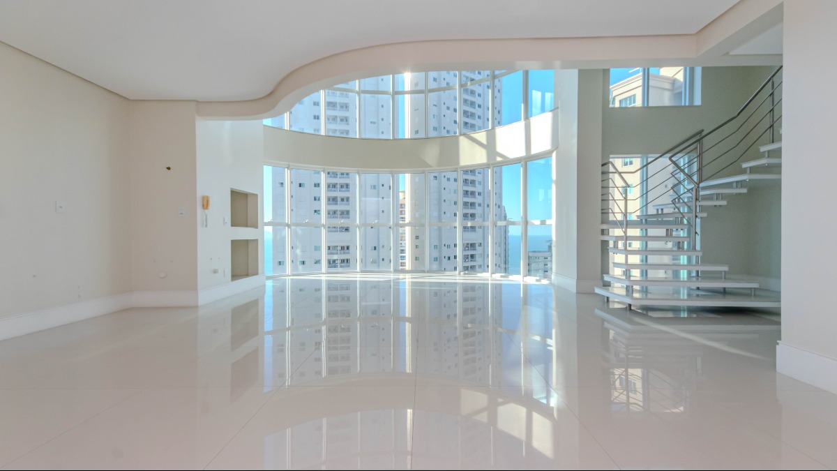 Apartamento duplex com 4 suítes no Edifício Le Majestic no Centro de Balneário Camboriú