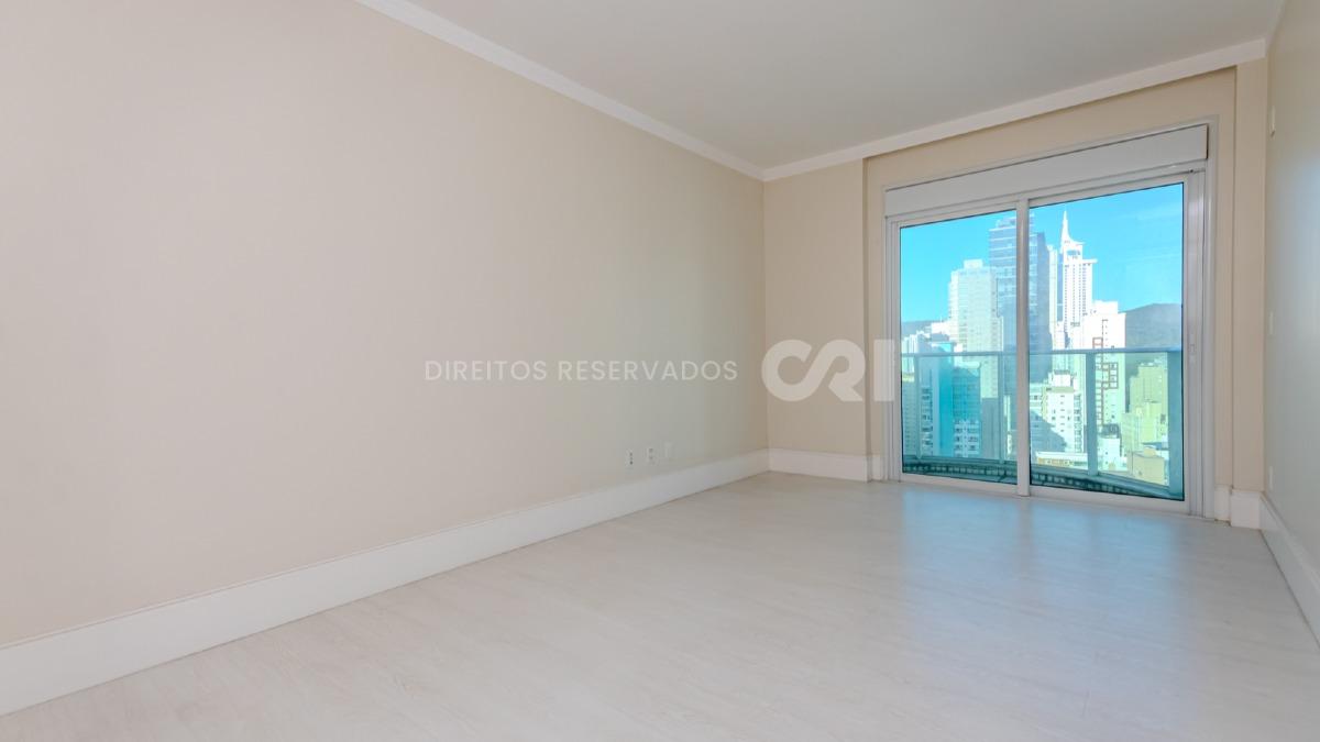 Apartamento duplex com 4 suítes no Residencial Le Majestic no Centro de Balneário Camboriú
