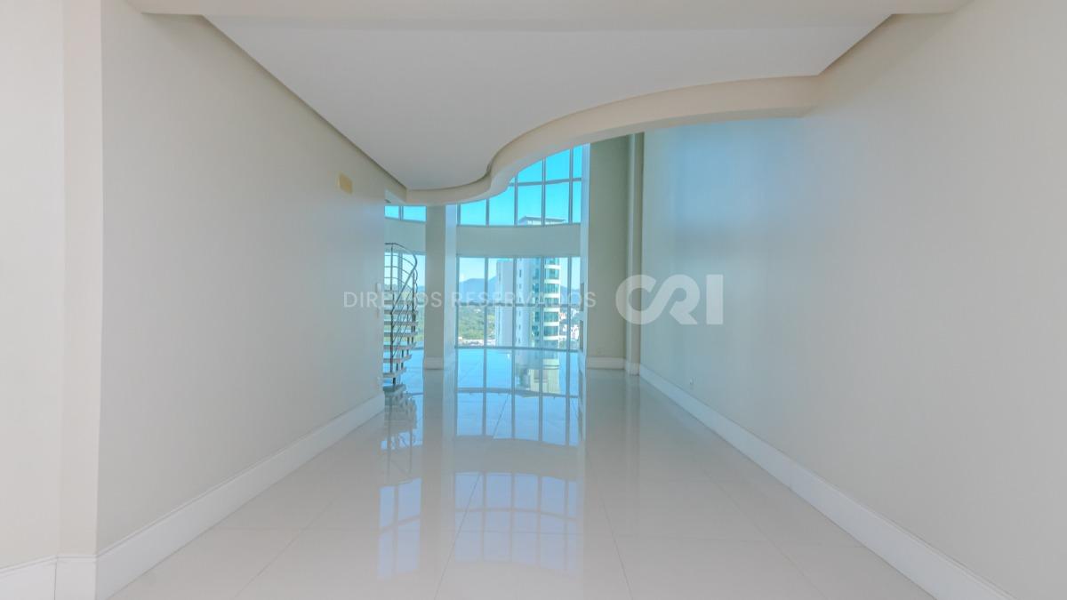 Apartamento duplex com 4 suítes no Residencial Le Majestic no Centro de Balneário Camboriú