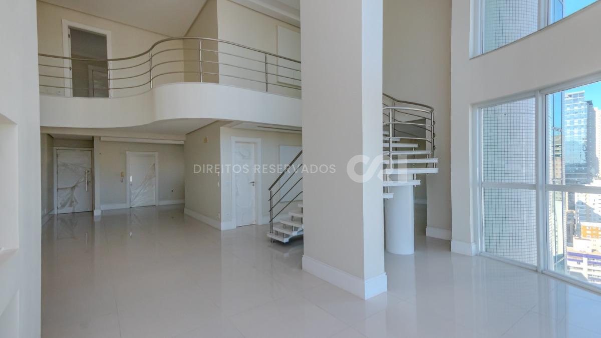 Apartamento duplex com 4 suítes no Residencial Le Majestic no Centro de Balneário Camboriú