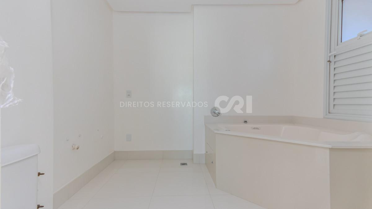 Apartamento duplex com 4 suítes no Residencial Le Majestic no Centro de Balneário Camboriú