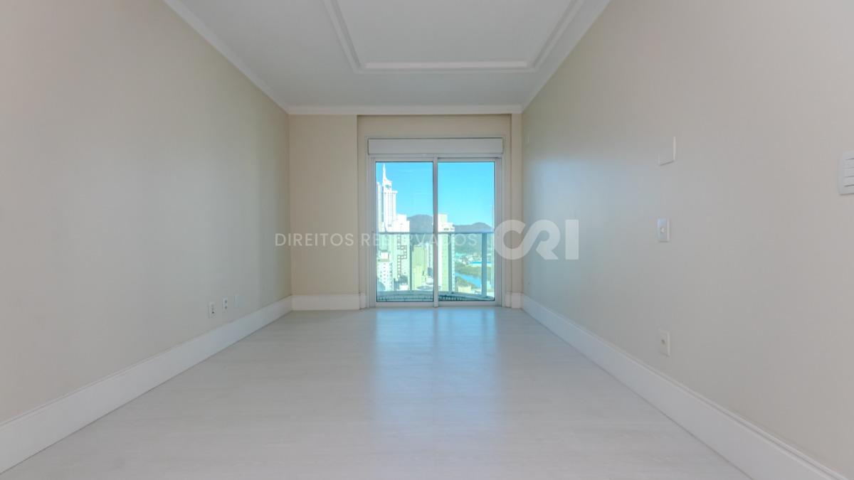 Apartamento duplex com 4 suítes no Residencial Le Majestic no Centro de Balneário Camboriú