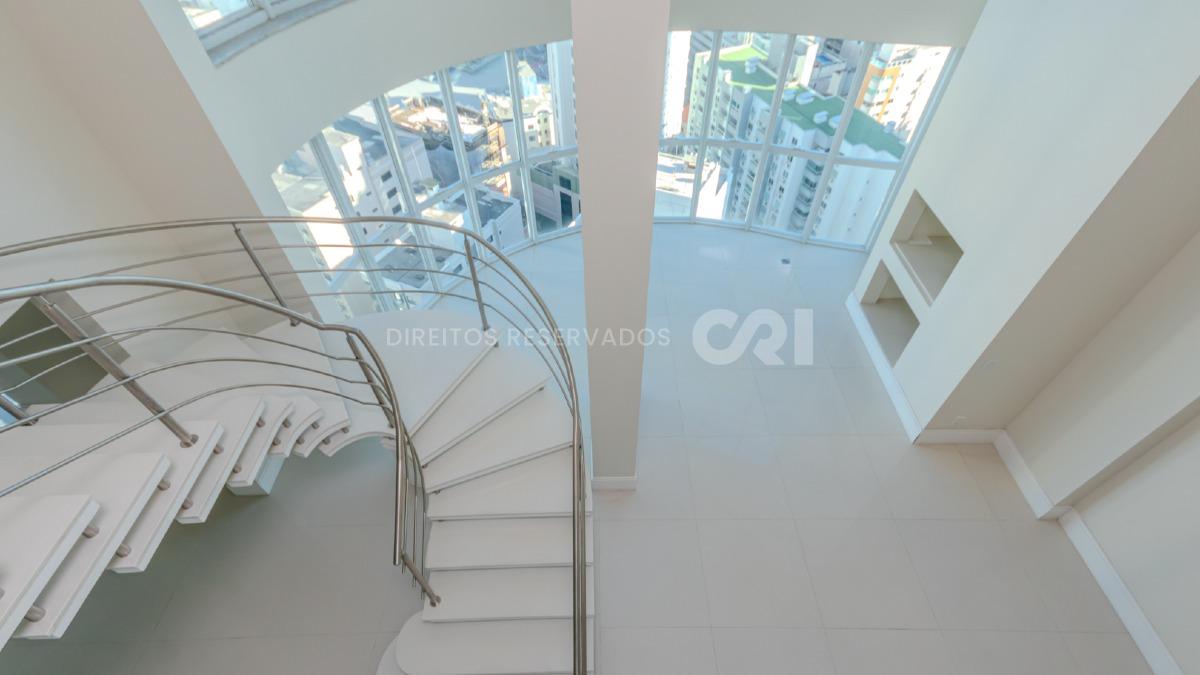 Apartamento duplex com 4 suítes no Residencial Le Majestic no Centro de Balneário Camboriú