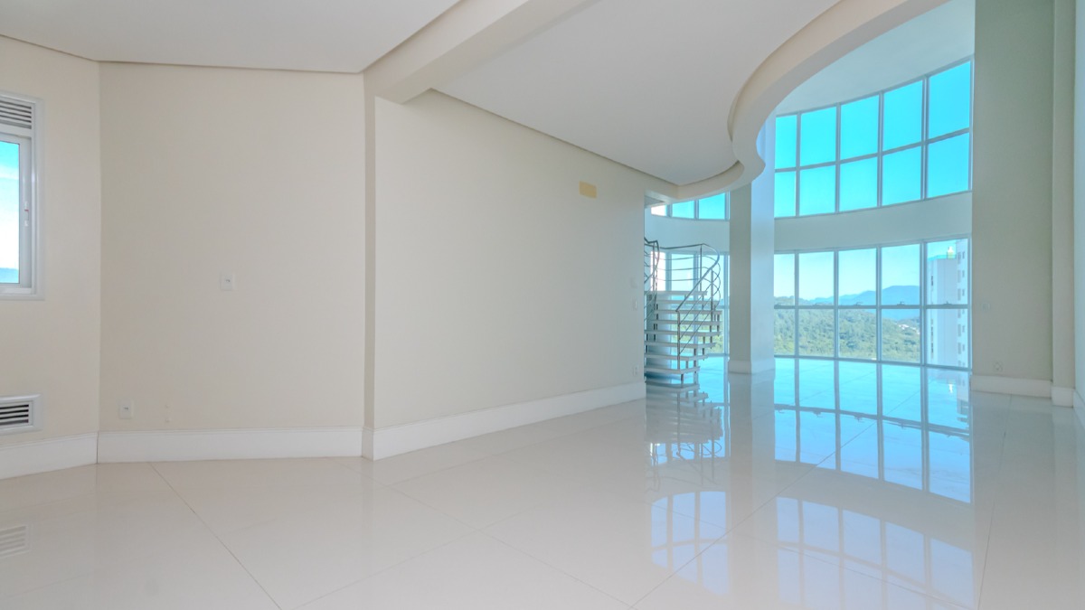 Apartamento duplex com 4 suítes no Residencial Le Majestic no Centro de Balneário Camboriú