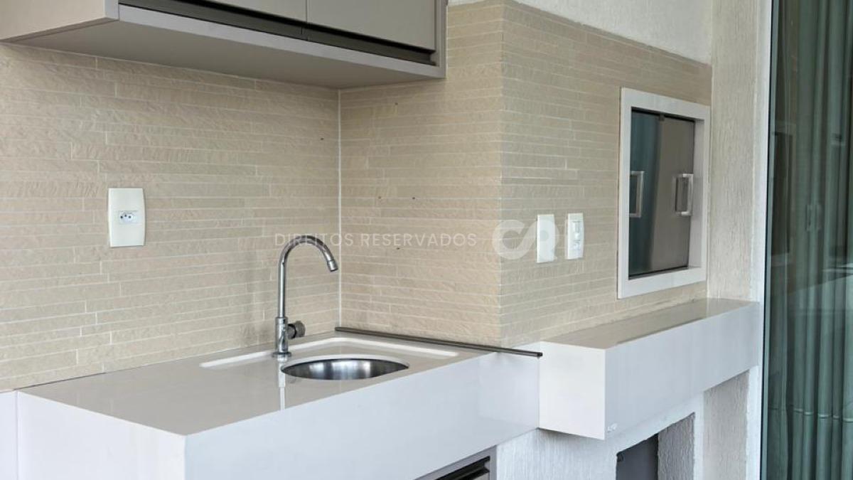 Apartamento com 3 suítes Edifício Las Vegas na Meia Praia em Itapema