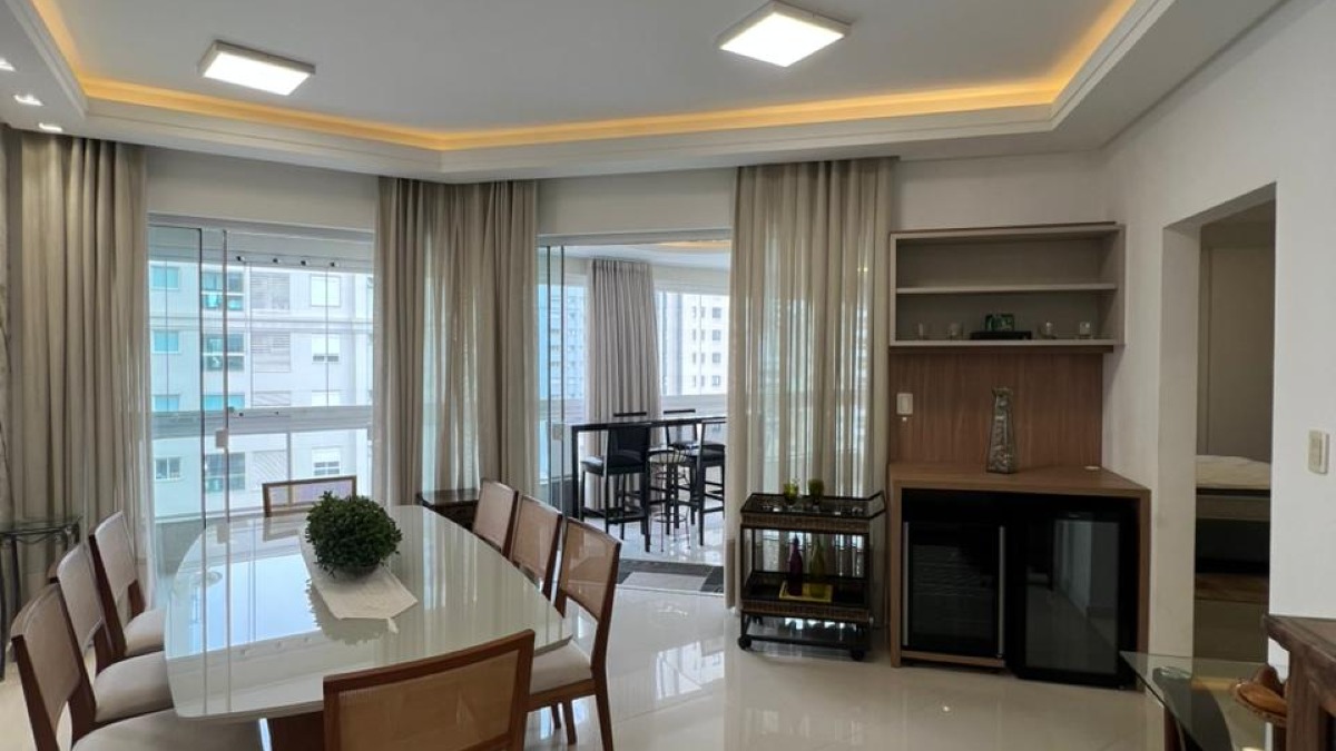 Apartamento com 3 suítes Edifício Las Vegas na Meia Praia em Itapema