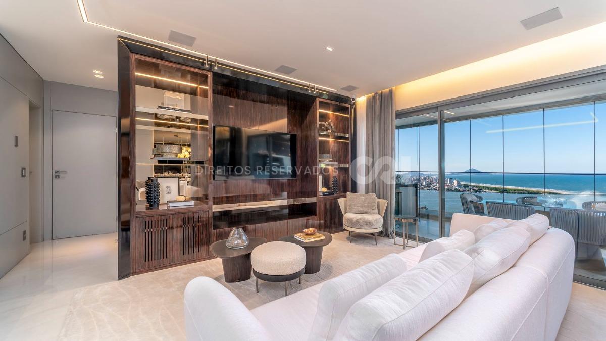 Apartamento com 3 suítes no Edifício Skyline no bairro Fazenda em Itajaí