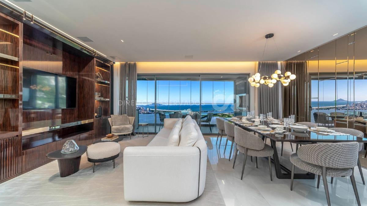 Apartamento com 3 suítes no Edifício Skyline no bairro Fazenda em Itajaí