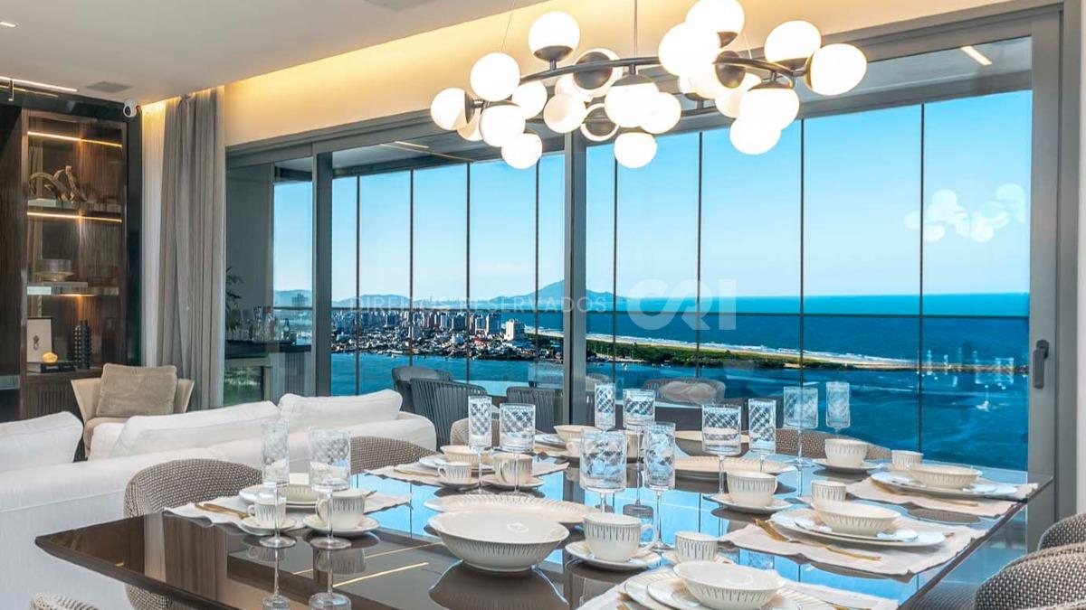 Apartamento com 3 suítes no Edifício Skyline no bairro Fazenda em Itajaí