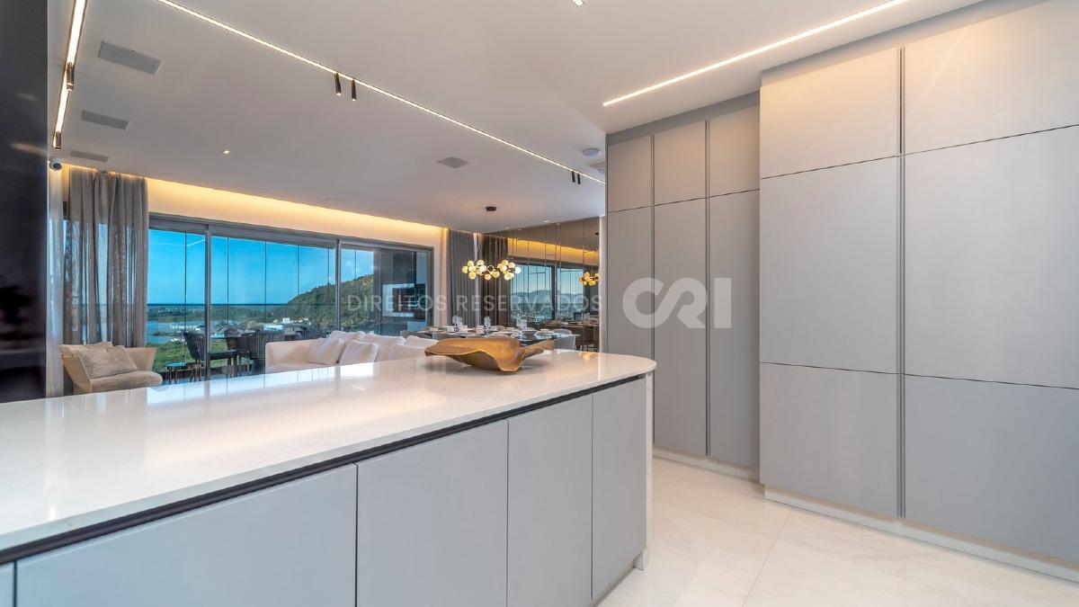 Apartamento com 3 suítes no Edifício Skyline no bairro Fazenda em Itajaí