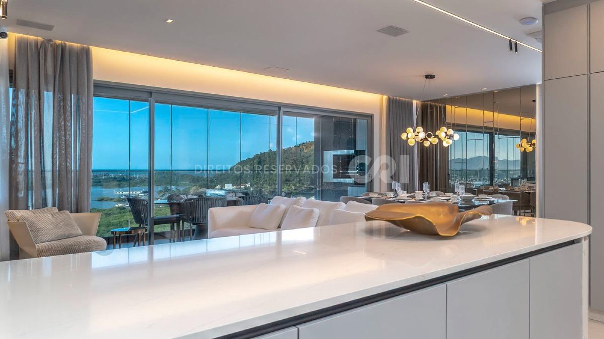 Apartamento com 3 suítes no Edifício Skyline no bairro Fazenda em Itajaí