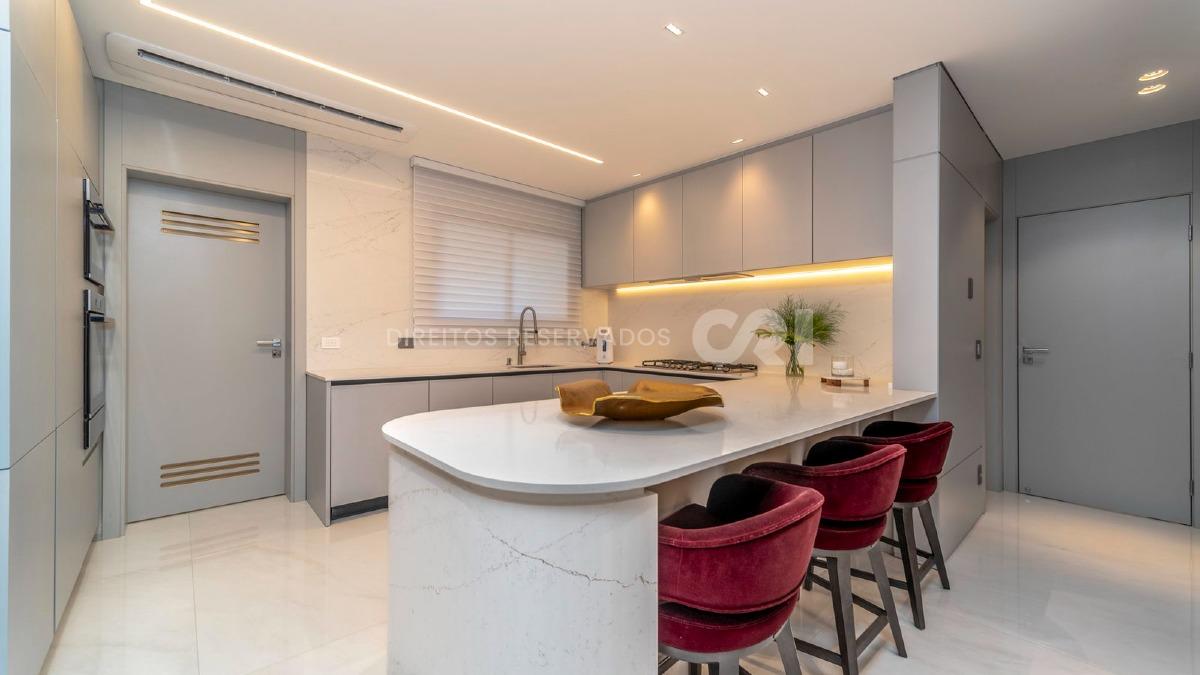 Apartamento com 3 suítes no Edifício Skyline no bairro Fazenda em Itajaí