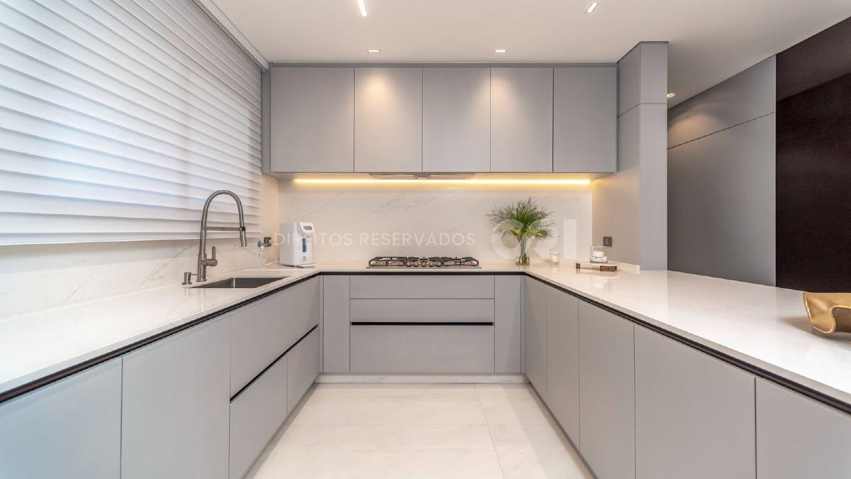 Apartamento com 3 suítes no Edifício Skyline no bairro Fazenda em Itajaí