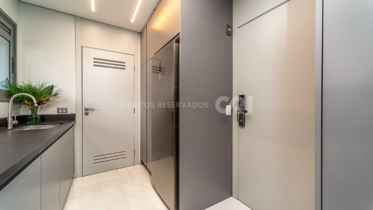 Apartamento com 3 suítes no Edifício Skyline no bairro Fazenda em Itajaí