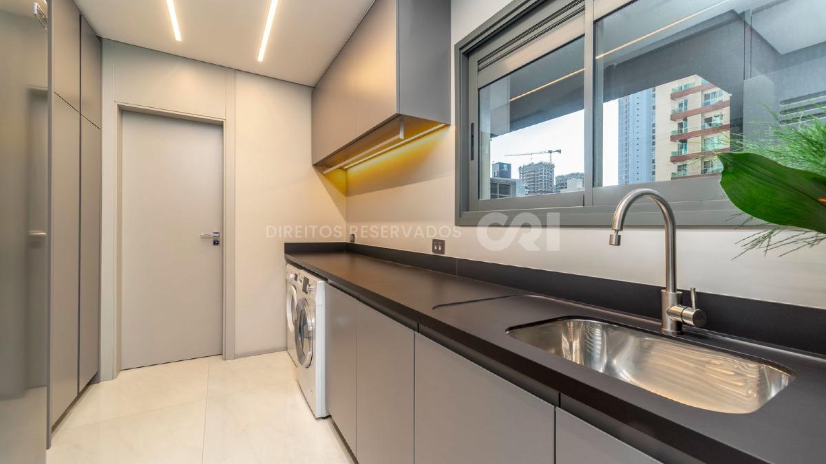 Apartamento com 3 suítes no Edifício Skyline no bairro Fazenda em Itajaí