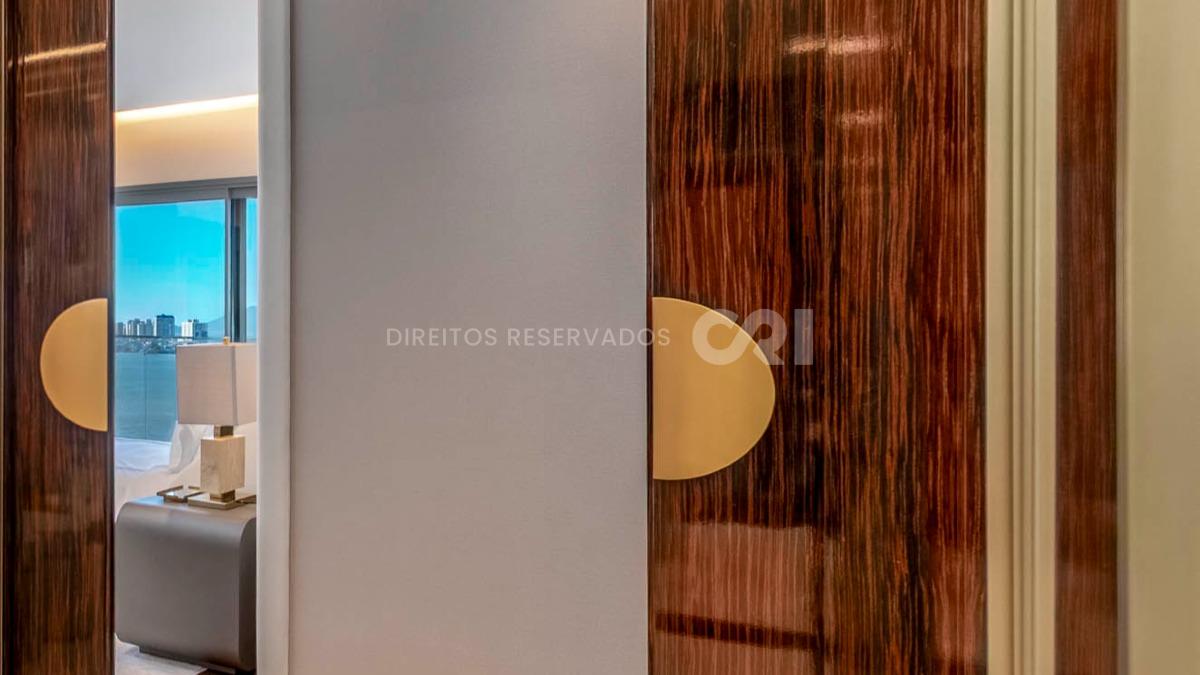 Apartamento com 3 suítes no Edifício Skyline no bairro Fazenda em Itajaí