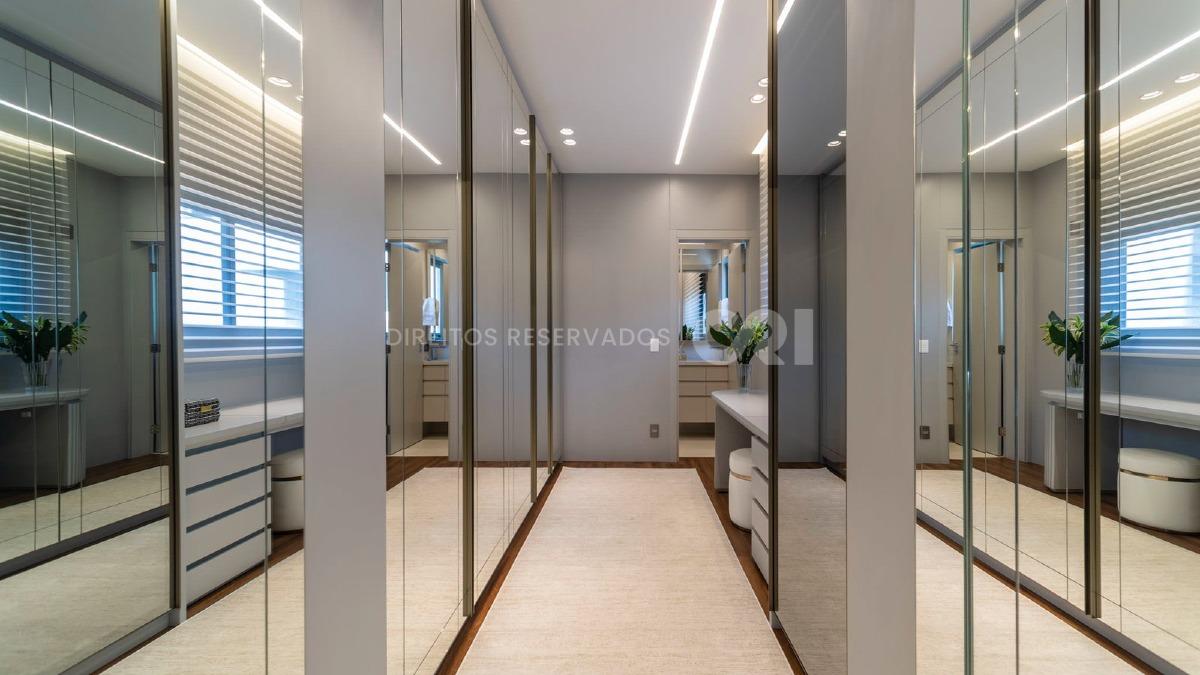 Apartamento com 3 suítes no Edifício Skyline no bairro Fazenda em Itajaí