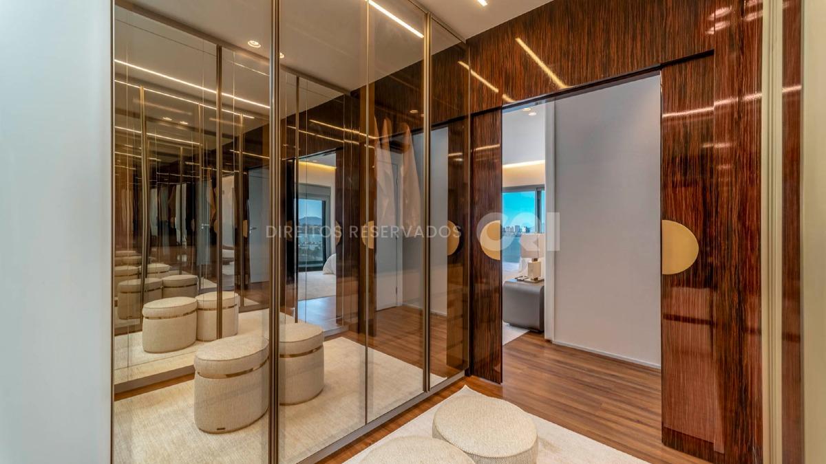 Apartamento com 3 suítes no Edifício Skyline no bairro Fazenda em Itajaí