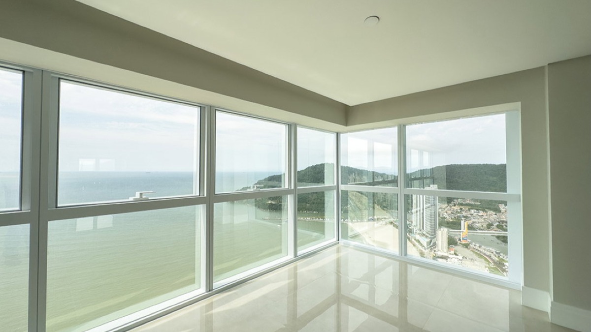 Apartamento com 4 suítes no edifício One Tower, na Barra Sul de Balneário Camboriú