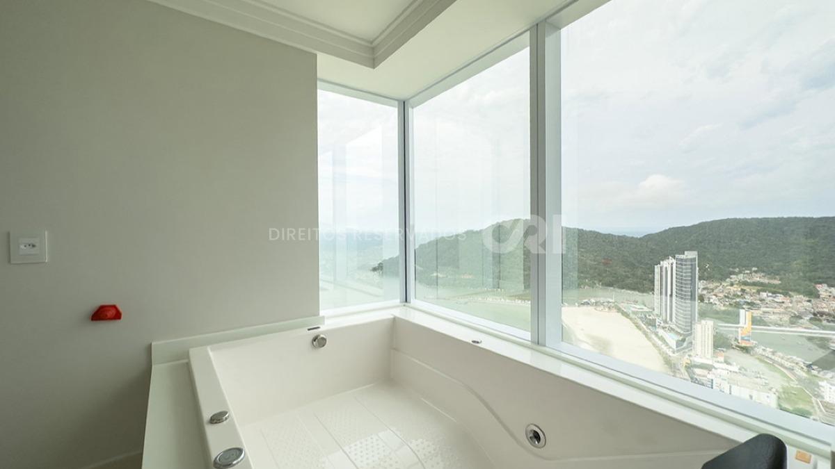Apartamento com 4 suítes no edifício One Tower, na Barra Sul de Balneário Camboriú