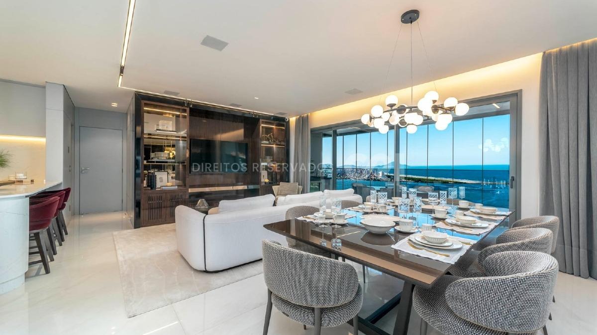 Apartamento com 3 suítes no Edifício Skyline no bairro Fazenda em Itajaí