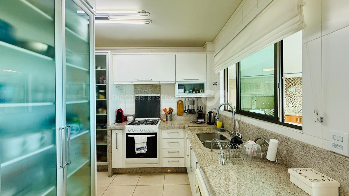 Apartamento Frente Mar com 3 Suítes no Edifício Arc de Triomphe no Pioneiros em Balneário Camboriú
