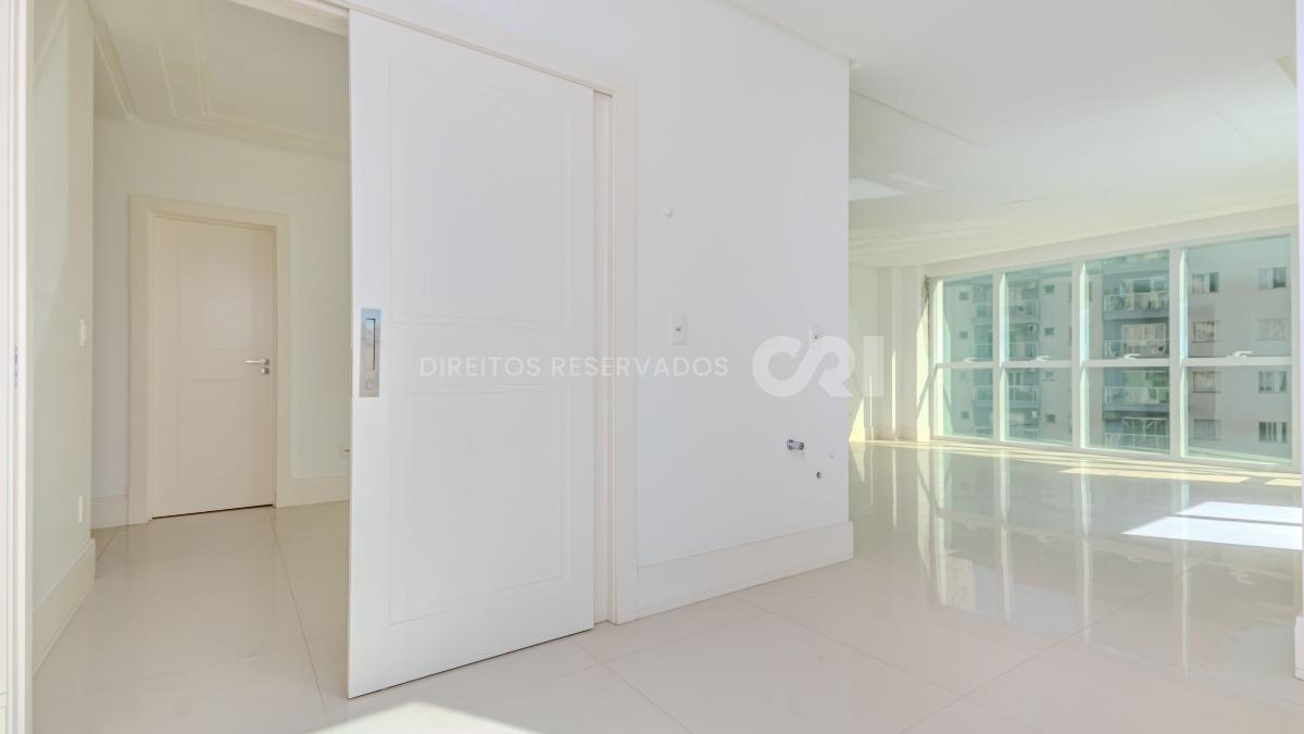 Apartamento com 3 suítes no Edifício Le Park na Avenida Brasil em Balneário Camboriú