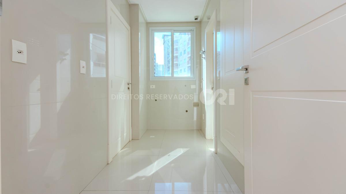 Apartamento com 3 suítes no Edifício Le Park na Avenida Brasil em Balneário Camboriú