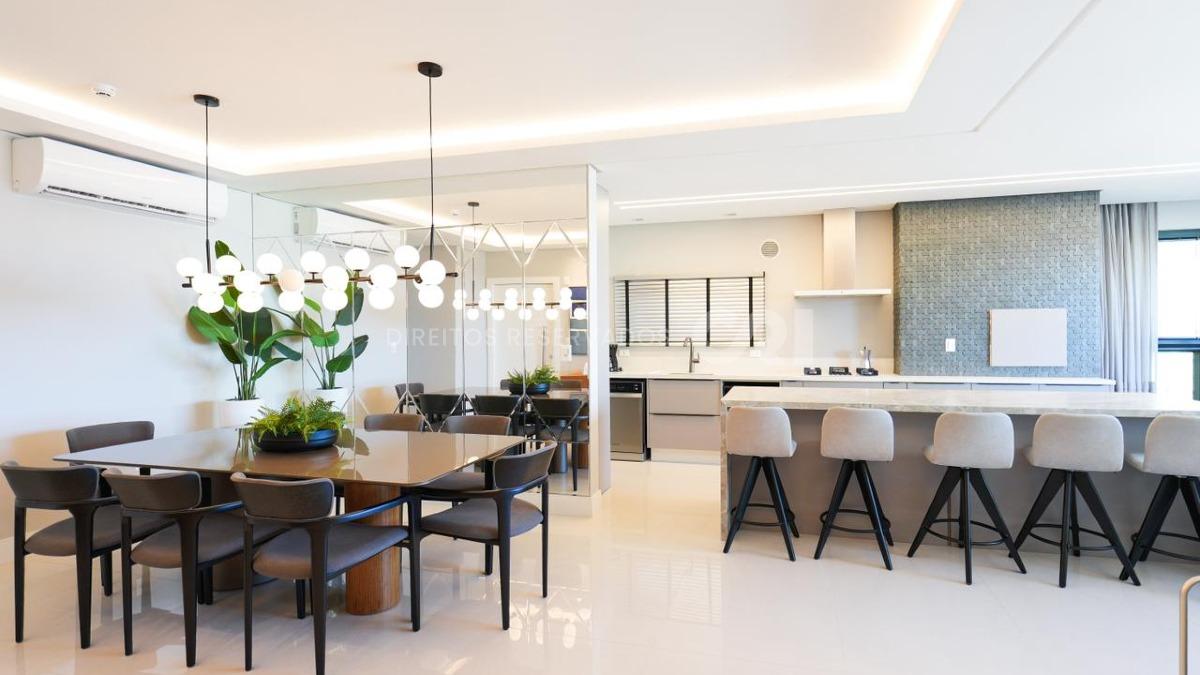 Apartamento com 4 suítes no Residencial Villa de Siena na Meia Praia em Itapema