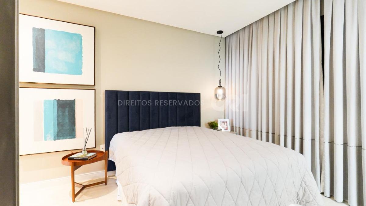 Apartamento com 4 suítes no Residencial Villa de Siena na Meia Praia em Itapema