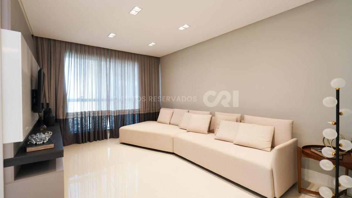 Apartamento com 4 suítes no Residencial Villa de Siena na Meia Praia em Itapema