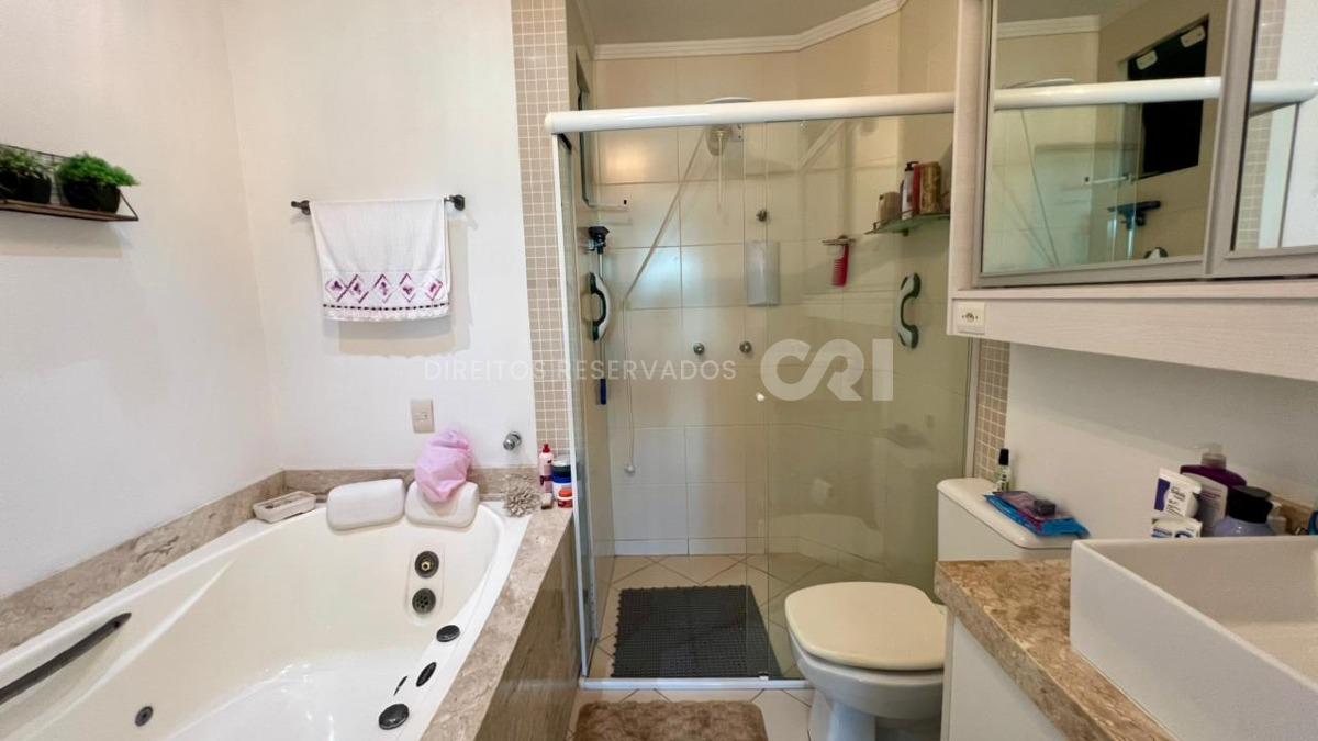 Apartamento com 3 suítes no Residencial Villa do Mar na Meia Praia em Itapema