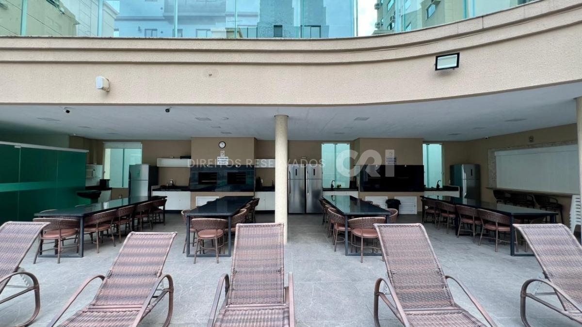 Apartamento com 3 suítes no Residencial Villa do Mar na Meia Praia em Itapema