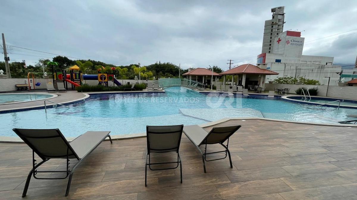 Apartamento com 2 quartos no Vila das Aroeiras na Meia Praia em Itapema