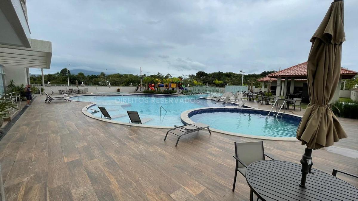 Apartamento com 2 quartos no Vila das Aroeiras na Meia Praia em Itapema
