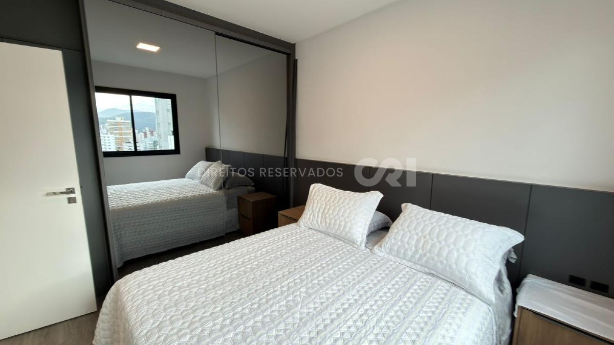 Apartamento com 3 suítes no Edifício Le Voyage na Meia Praia em Itapema