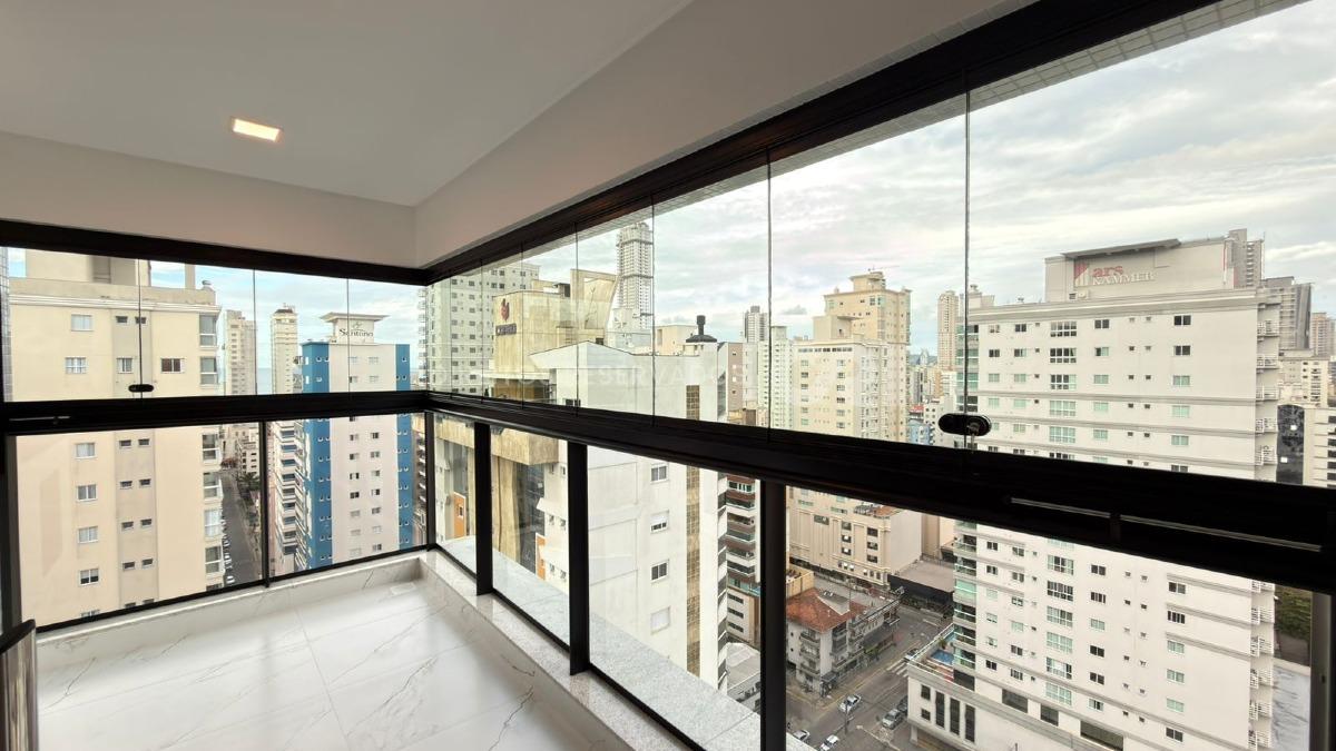 Apartamento com 3 suítes no Edifício Le Voyage na Meia Praia em Itapema
