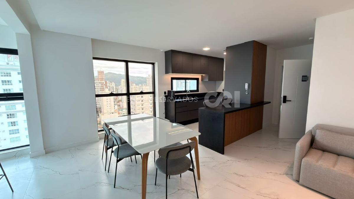Apartamento com 3 suítes no Edifício Le Voyage na Meia Praia em Itapema