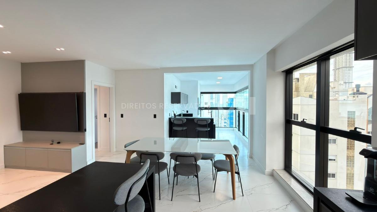 Apartamento com 3 suítes no Edifício Le Voyage na Meia Praia em Itapema
