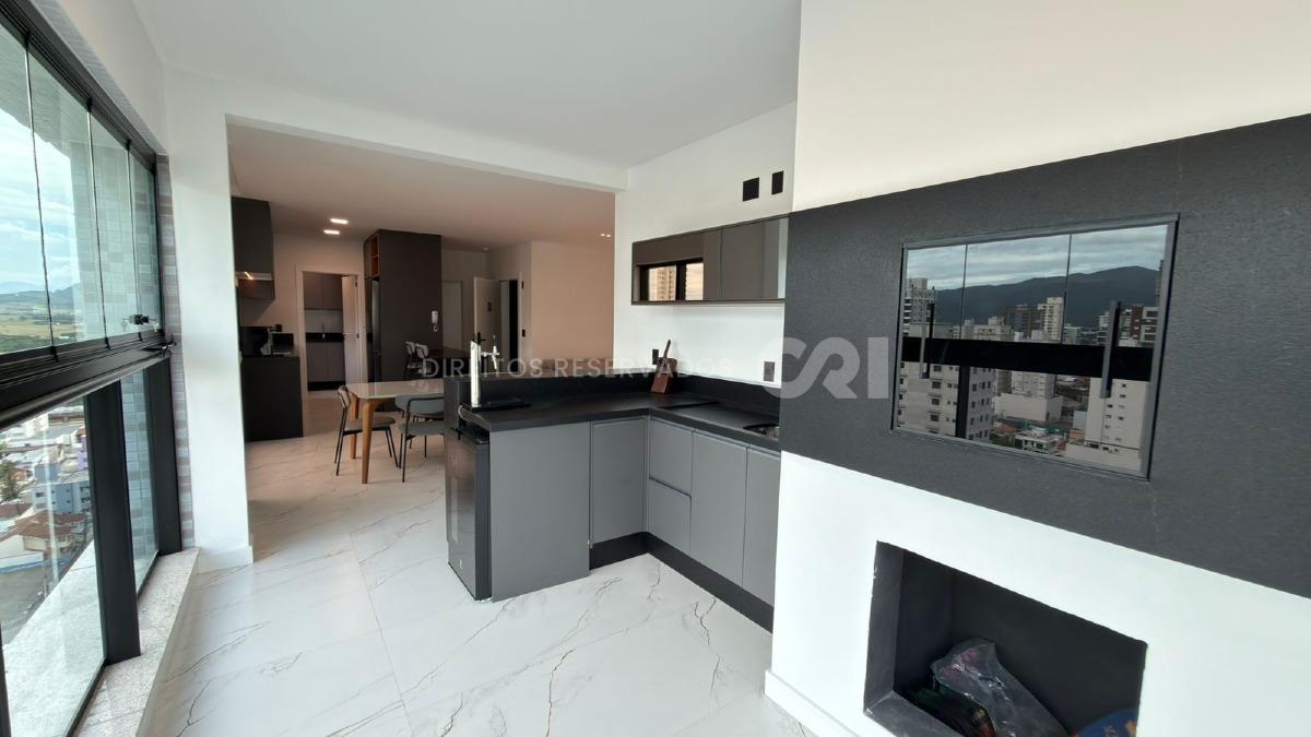 Apartamento com 3 suítes no Edifício Le Voyage na Meia Praia em Itapema
