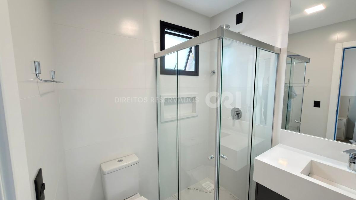 Apartamento com 3 suítes no Edifício Le Voyage na Meia Praia em Itapema